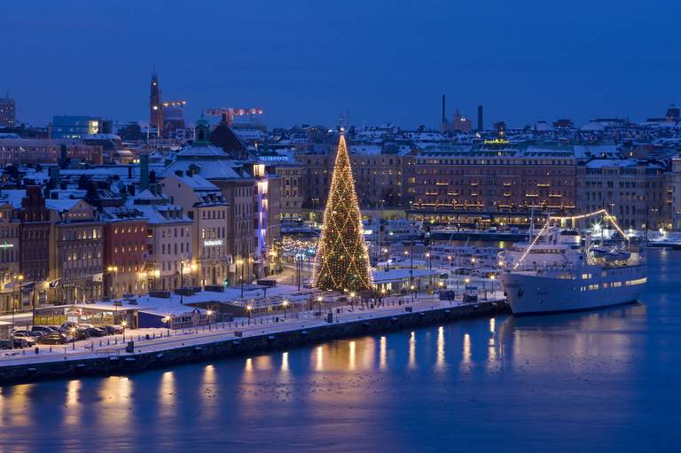 “Ánh sáng vàng dịu dàng của Stockholm – thứ ánh sáng không chỉ soi đường mà còn xua tan bóng tối của mùa đông vĩ độ cao.”
