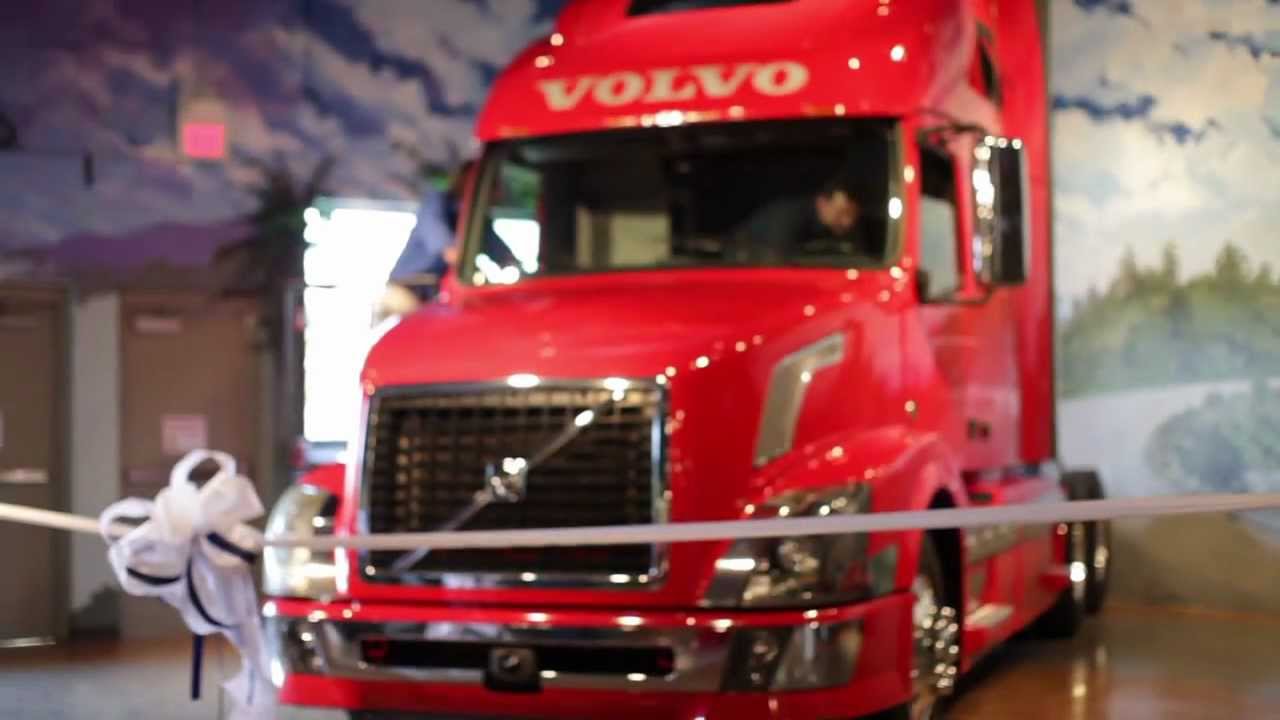 Khu trưng bày xe tải và xe bus cho thấy Volvo không chỉ bảo vệ người lái xe cá nhân, mà còn góp phần giữ an toàn cho toàn xã hội.