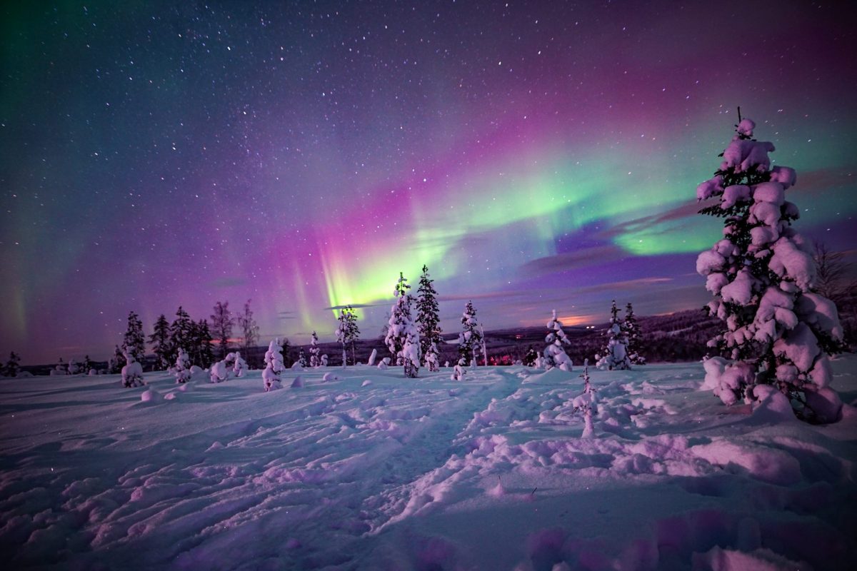 Lapland – vùng đất Bắc Cực với mùa đông dài và tuyết trắng – tạo nên không gian địa lý phù hợp với trí tưởng tượng toàn cầu về nơi ở của Ông Già Noel.