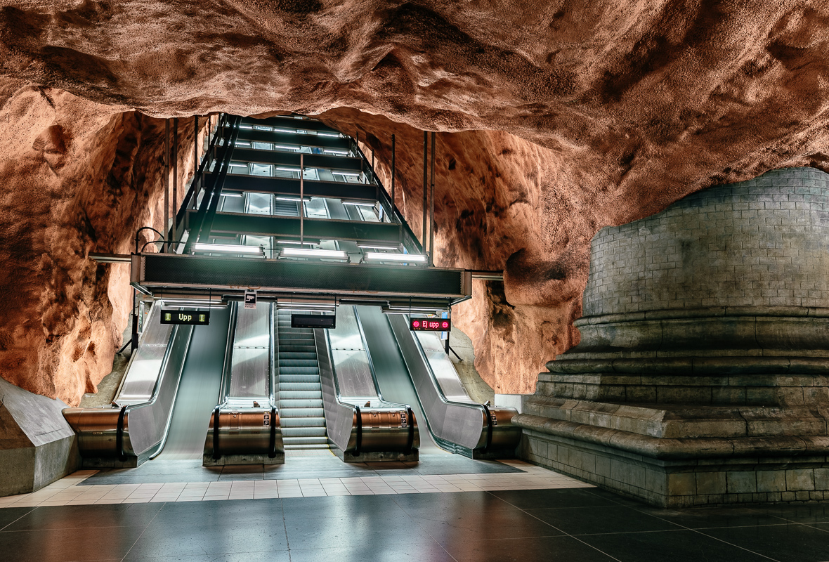 Đá gốc được giữ nguyên trong nhiều ga Tunnelbana, thể hiện lựa chọn thẩm mỹ trung thực và không phô trương của Thụy Điển.