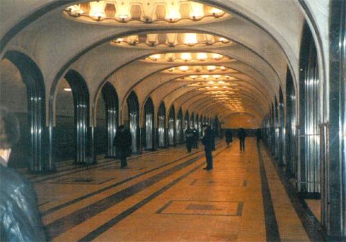 Metro Moscow với quy mô lớn và kiến trúc mang tính biểu tượng, phản ánh cách không gian công cộng được dùng để khẳng định sức mạnh tập thể.