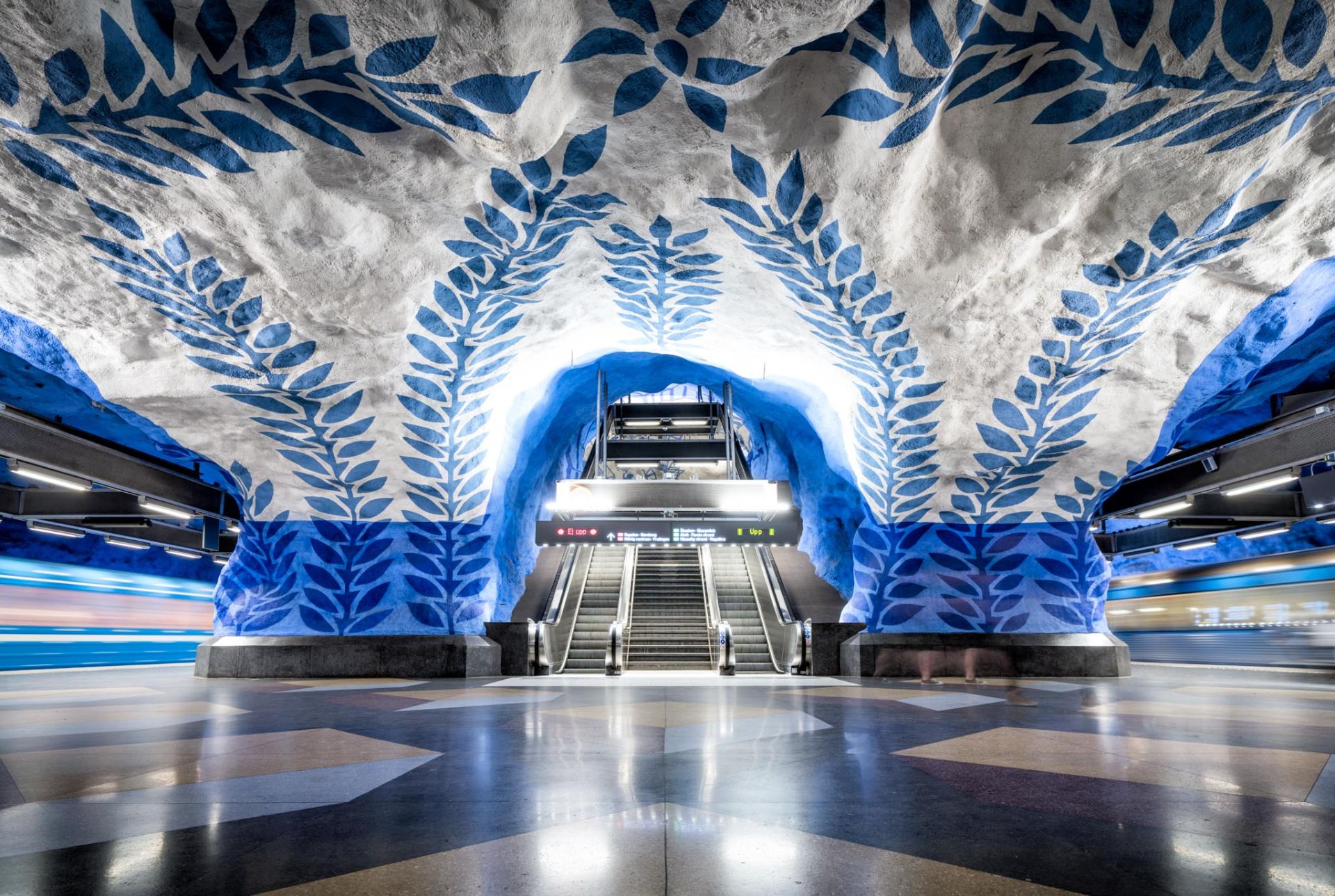 Không gian sân ga tàu điện ngầm Stockholm với thiết kế tối giản, nhấn mạnh cảm giác trật tự và bình đẳng trong giao thông công cộng.