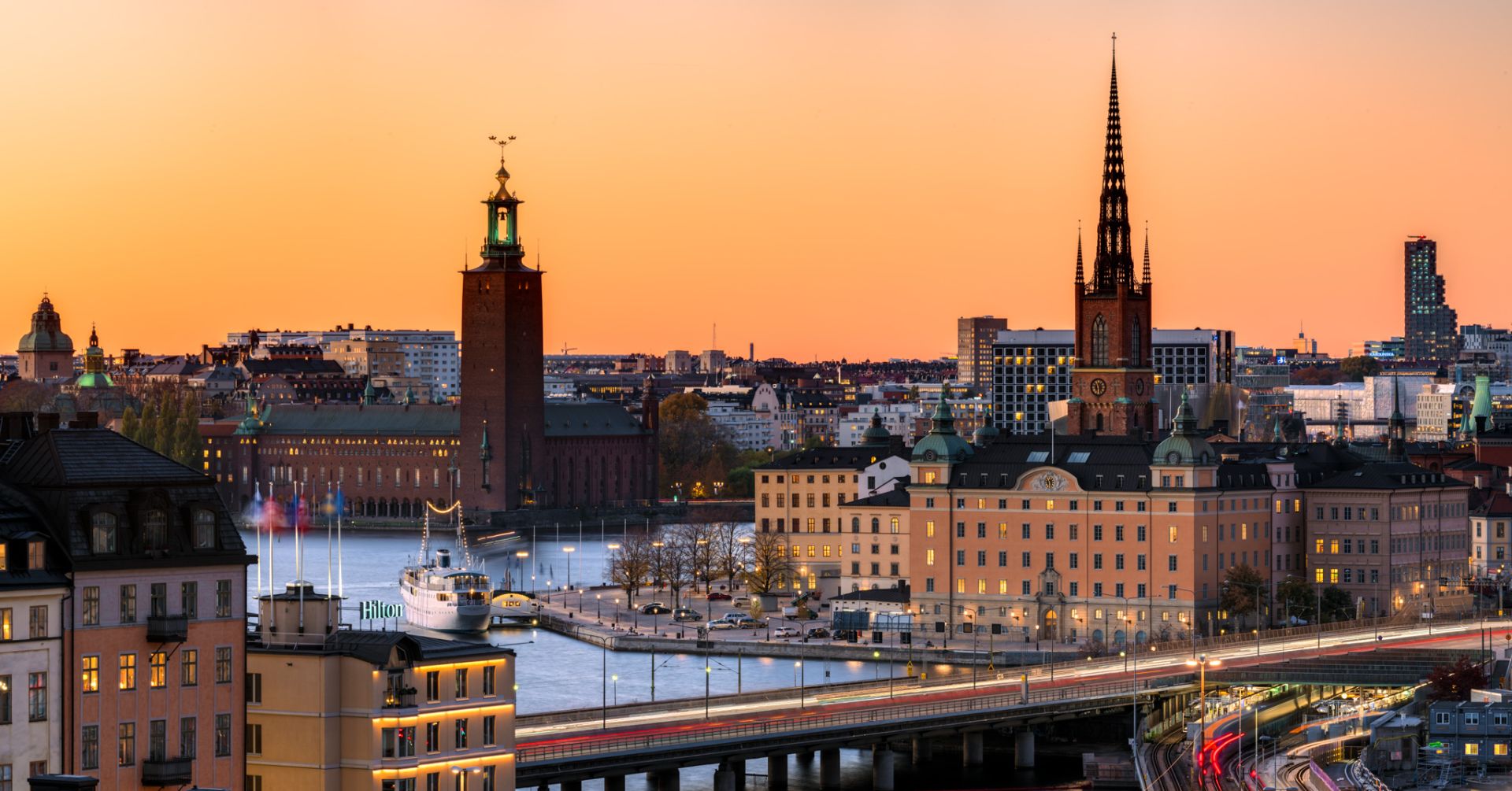 Stockholm – thủ đô được đọc như một bản thảo lịch sử sống  Nhìn Stockholm bằng con mắt du lịch thuần túy, người ta dễ bị cuốn vào vẻ đẹp thanh lịch: mặt nước xen giữa các đảo, kiến trúc cổ kính không phô trương, nhịp sống chậm và trật tự. Nhưng nếu nh