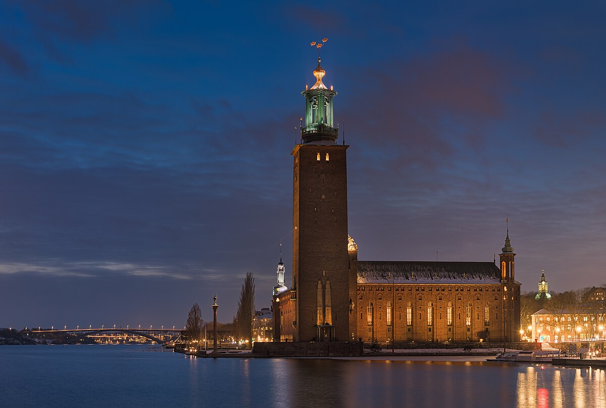 Stadshuset – nơi diễn ra lễ trao giải Nobel – đại diện cho quyền lực tri thức và quản trị, được thể hiện bằng kiến trúc vững chãi nhưng không áp đảo