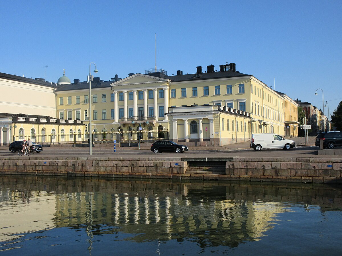 Kiến trúc Tân cổ điển tại Helsinki dưới thời Nga nhấn mạnh tỷ lệ, ánh sáng và trật tự thay cho sự phô trương – một ngôn ngữ quyền lực mang tính tổ chức và ổn định xã hội.