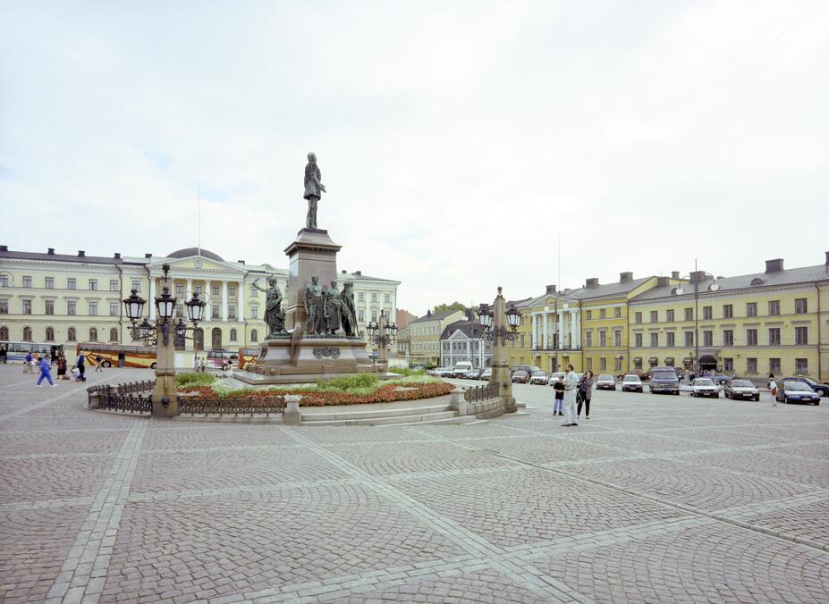 Senate Square (Helsinki) trong sắc độ tối giản của mùa đông Bắc Âu – một quảng trường trung tâm không tìm cách trở thành tâm điểm.