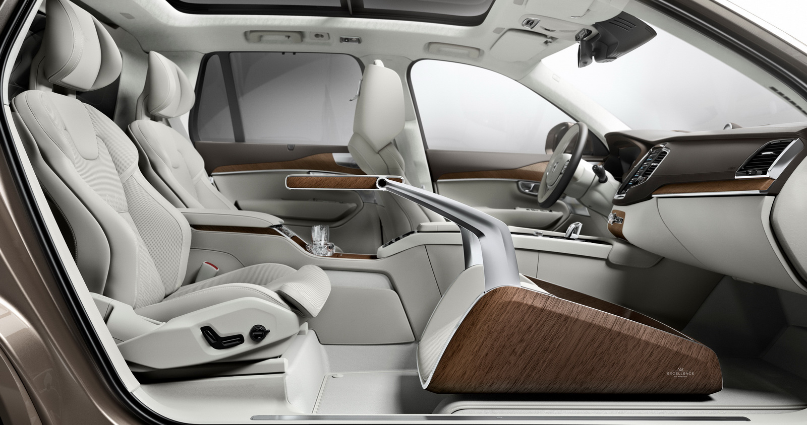 Ánh sáng tự nhiên và hệ thống chiếu sáng dịu nhẹ giúp khoang lái Volvo mang cảm giác thư thái như một không gian sống.