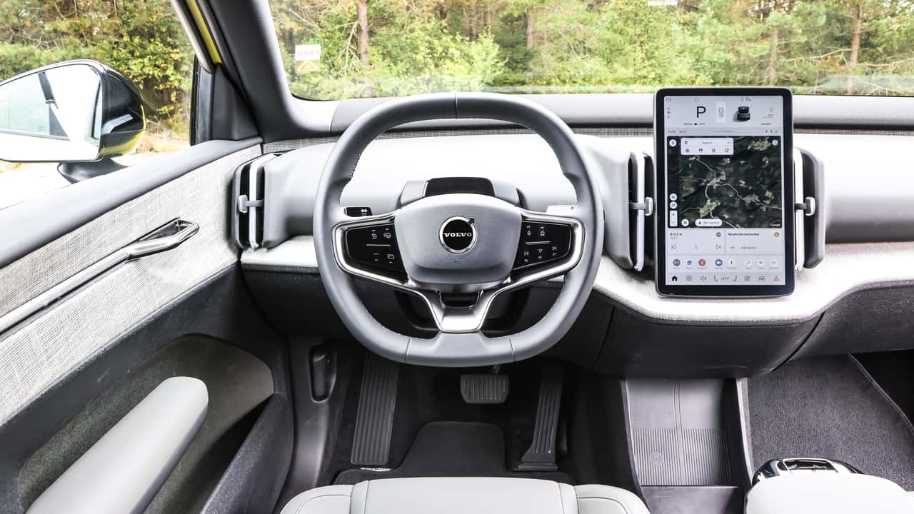 Volvo EX30 – mẫu SUV điện nhỏ nhất của hãng – hướng đến người dùng trẻ, đô thị, với khoang nội thất tối giản, vật liệu tái chế và triết lý thiết kế “vừa đủ” đậm chất Bắc Âu.