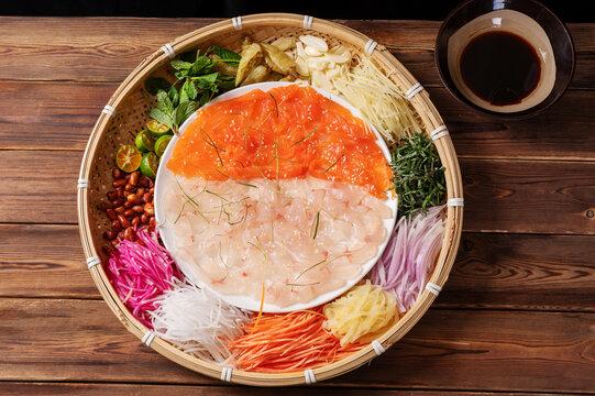 Gỏi cá Thuận Đức (顺德鱼生) những lát cá mỏng thể hiện sự khéo léo của người đầu bếp Thuận Đức.