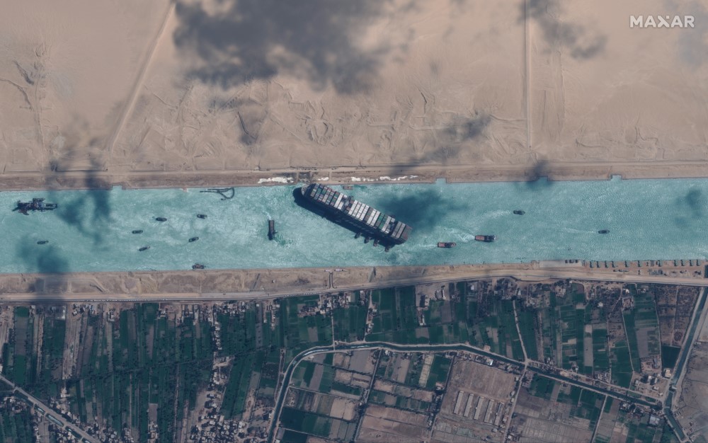 Ever Given mắc kẹt tại Kênh đào Suez (2021) – một sự cố tại điểm nghẽn có thể làm tắc dòng chảy thương mại toàn cầu