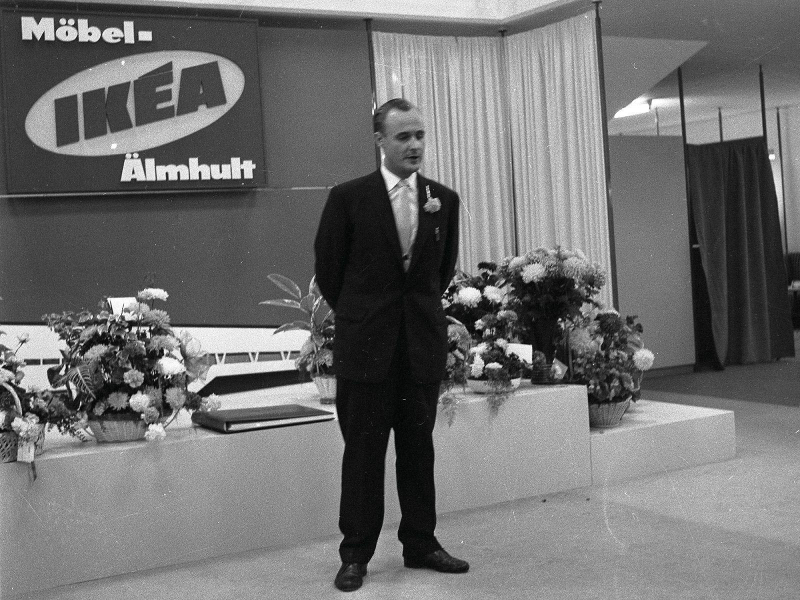 Ingvar Kamprad tại lễ khai trương cửa hàng IKEA đầu tiên ở Älmhult năm 1958, dấu mốc quan trọng trong hành trình đưa tinh thần Småland ra thế giới.