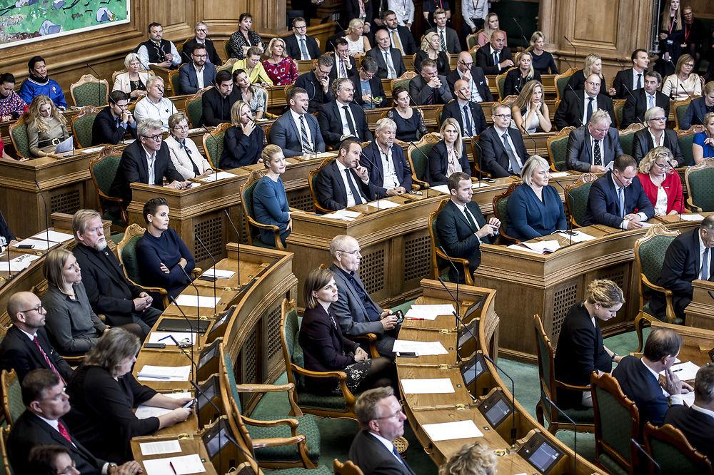 Phòng họp Quốc hội Đan Mạch tại Cung điện Christiansborg. Lòng tin xã hội không chỉ bắt nguồn từ quan hệ giữa người với người, mà còn được củng cố khi các thiết chế công quyền hoạt động minh bạch, công bằng và ít tham nhũng. Một nhà nước đáng tin tạo ra vòng tròn tích cực: công dân tin vào thể chế và từ đó dễ tin nhau hơn. Ảnh: Peter Leth, CC BY 2.0.