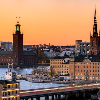 Stockholm – thủ đô được đọc như một bản thảo lịch sử sống  Nhìn Stockholm bằng con mắt du lịch thuần túy, người ta dễ bị cuốn vào vẻ đẹp thanh lịch: mặt nước xen giữa các đảo, kiến trúc cổ kính không phô trương, nhịp sống chậm và trật tự. Nhưng nếu nh