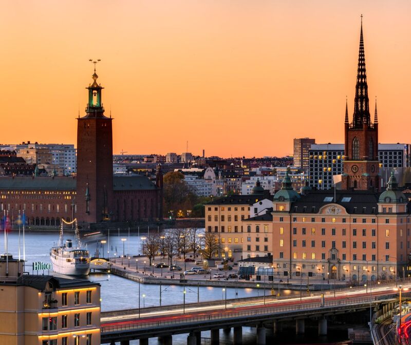 Stockholm – thủ đô được đọc như một bản thảo lịch sử sống  Nhìn Stockholm bằng con mắt du lịch thuần túy, người ta dễ bị cuốn vào vẻ đẹp thanh lịch: mặt nước xen giữa các đảo, kiến trúc cổ kính không phô trương, nhịp sống chậm và trật tự. Nhưng nếu nh