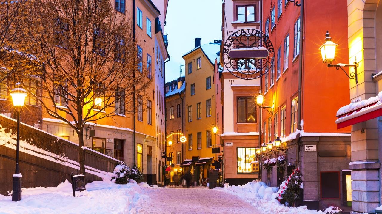 Gamla Stan trong lớp áo trắng mùa đông – nơi tuyết phủ lên những mái nhà cổ và biến cả thành phố thành một bức tranh tĩnh lặng.