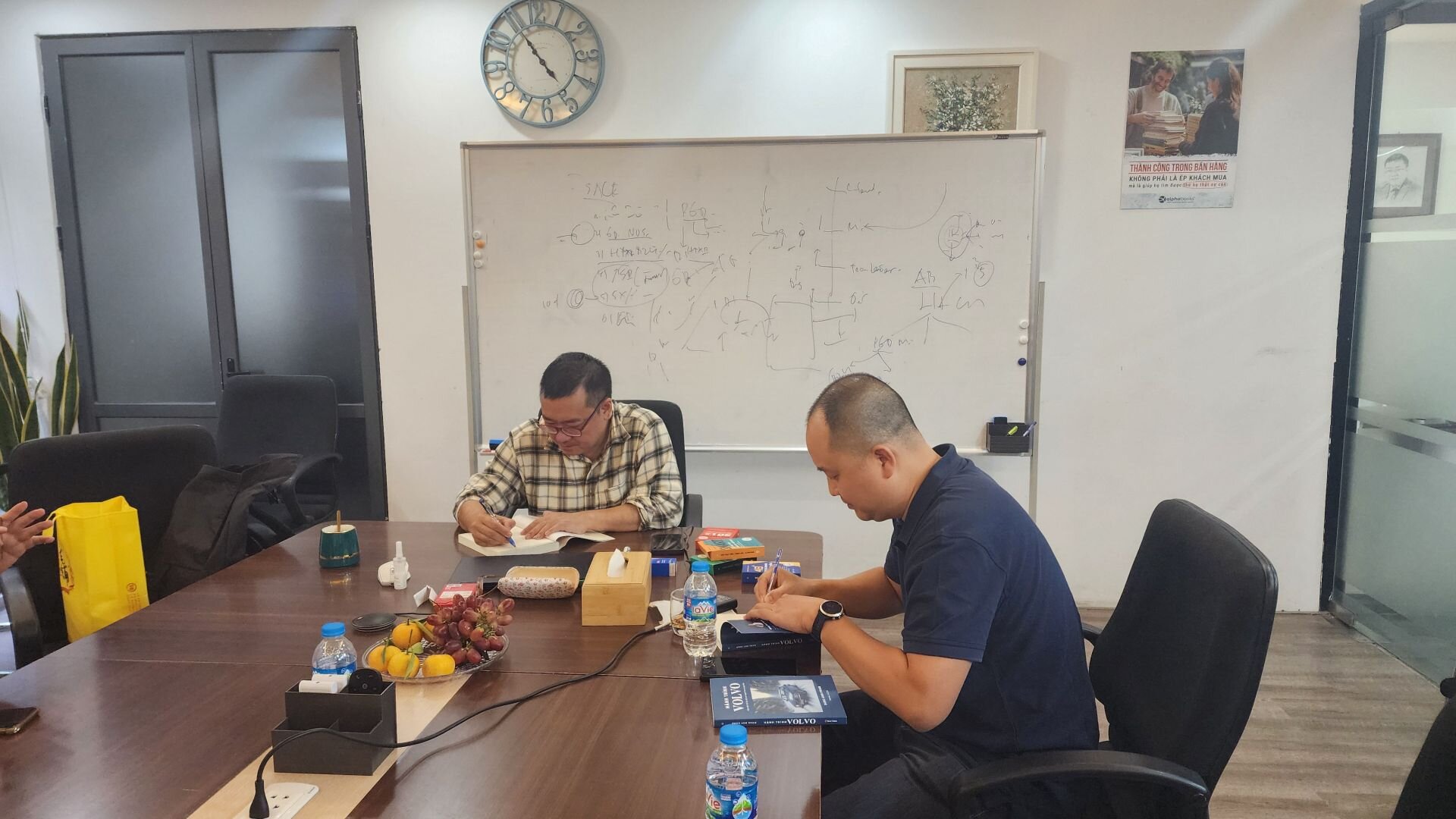 Tác giả và Anh Nguyễn Cảnh Bình - Chủ tịch Alphabook ký tặng độc giả sách