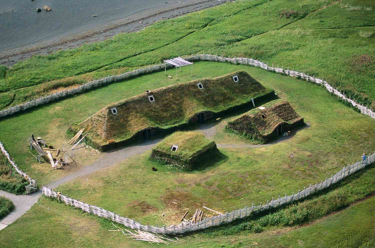 Di chỉ L’Anse aux Meadows tại Newfoundland – bằng chứng khảo cổ học khẳng định Viking đã đặt chân đến Bắc Mỹ khoảng năm 1000.