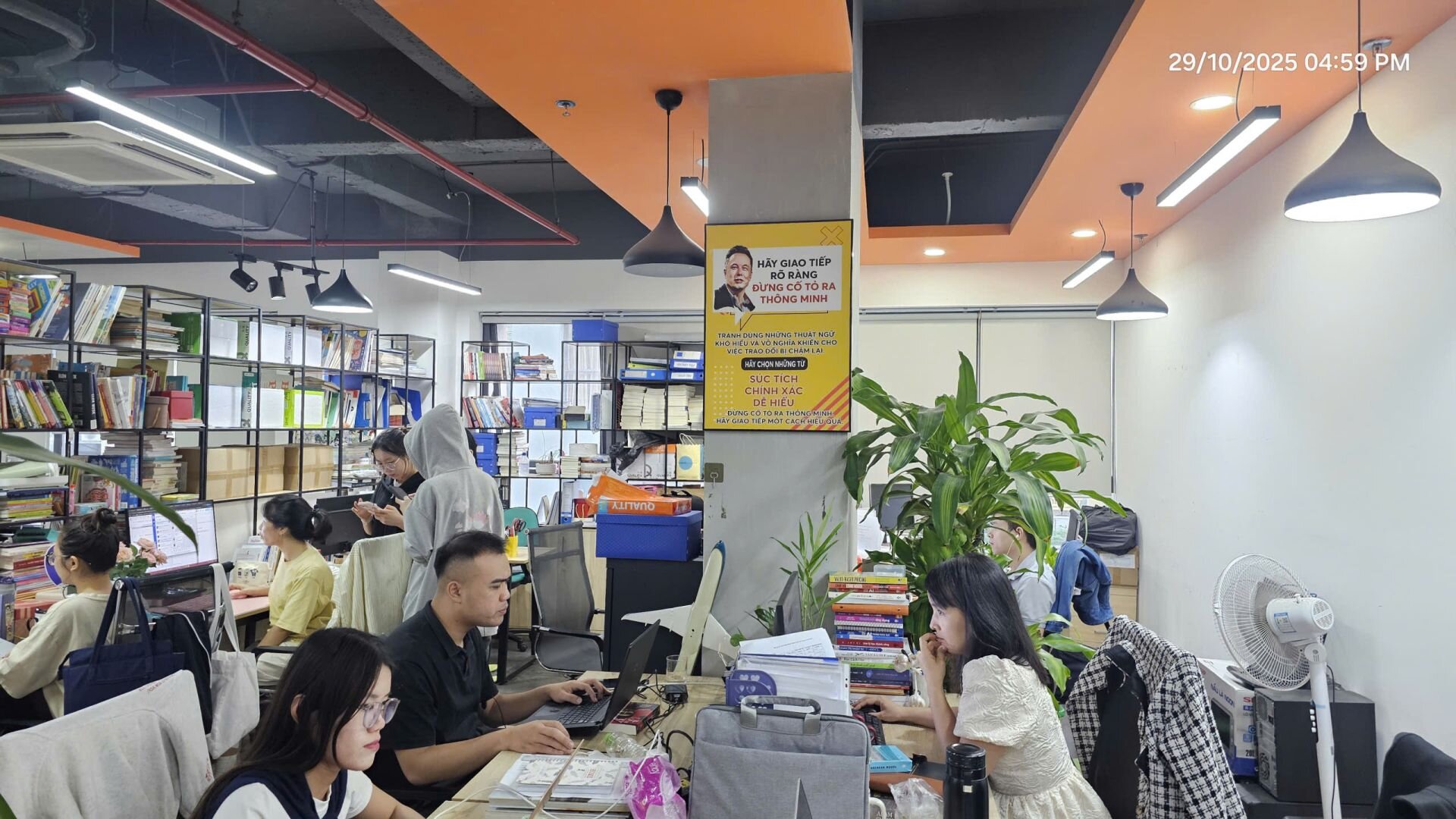 Văn phòng Alphabooks tại Hà Nội nơi nhóm biên tập làm việc miệt mài để đưa cuốn sách đến tay bạn đọc