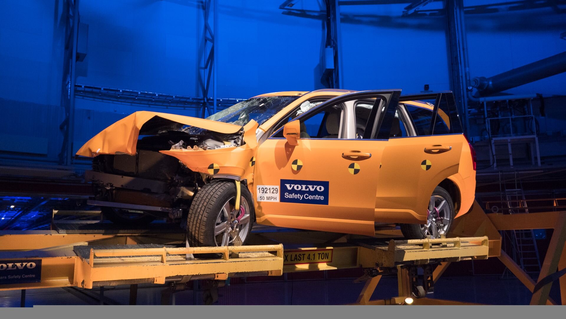 Volvo duy trì hàng trăm cuộc thử nghiệm va chạm mỗi năm để tiếp tục cải tiến khả năng bảo vệ con người.