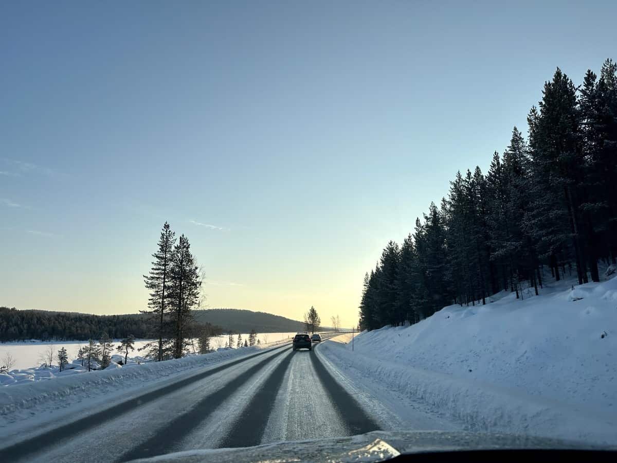 Những cung đường Bắc Âu tĩnh lặng là bối cảnh hình thành triết lý lái xe của Volvo: bình tĩnh, cân bằng và an tâm.