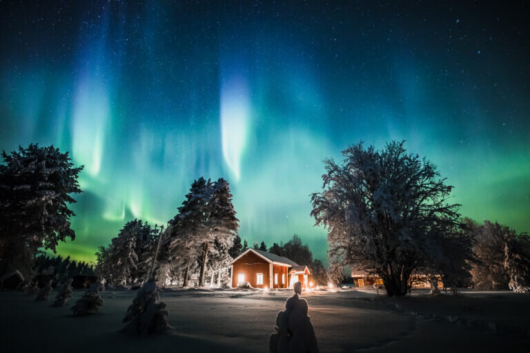 Cực quang trên bầu trời Lapland – hình ảnh biểu trưng cho sự tĩnh lặng và chiều sâu Bắc Âu.