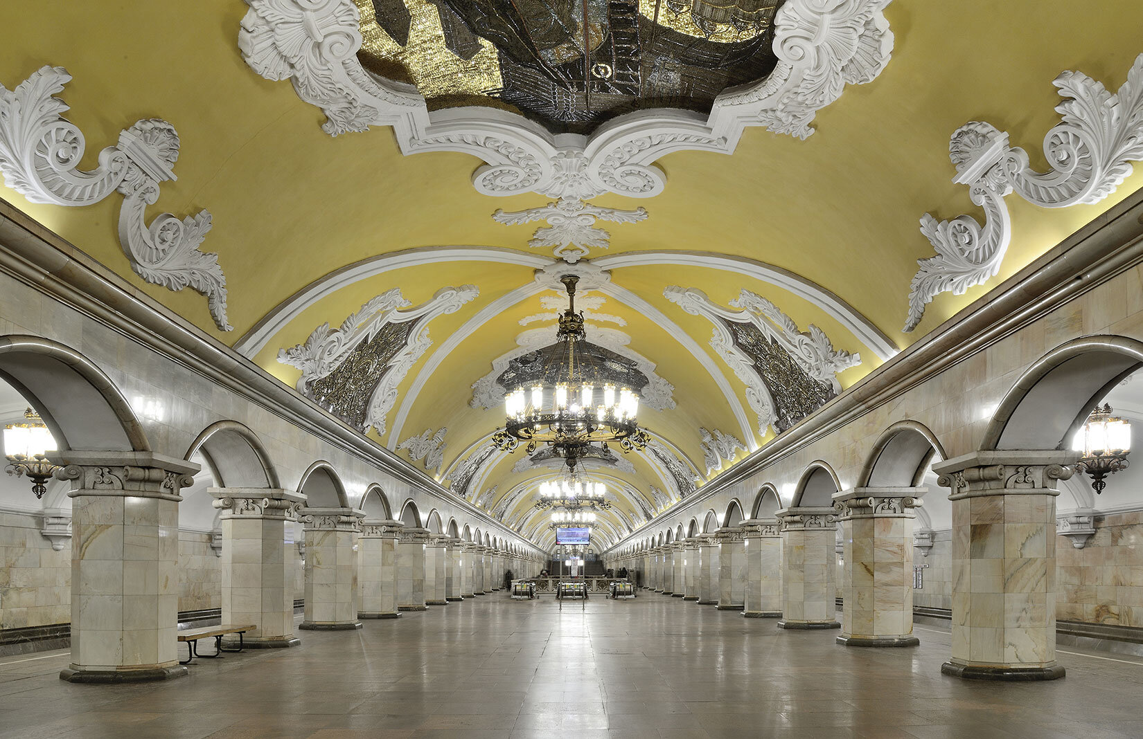 So sánh không gian tàu điện ngầm cho thấy hạ tầng công cộng luôn phản chiếu thế giới quan của xã hội đã tạo ra nó.