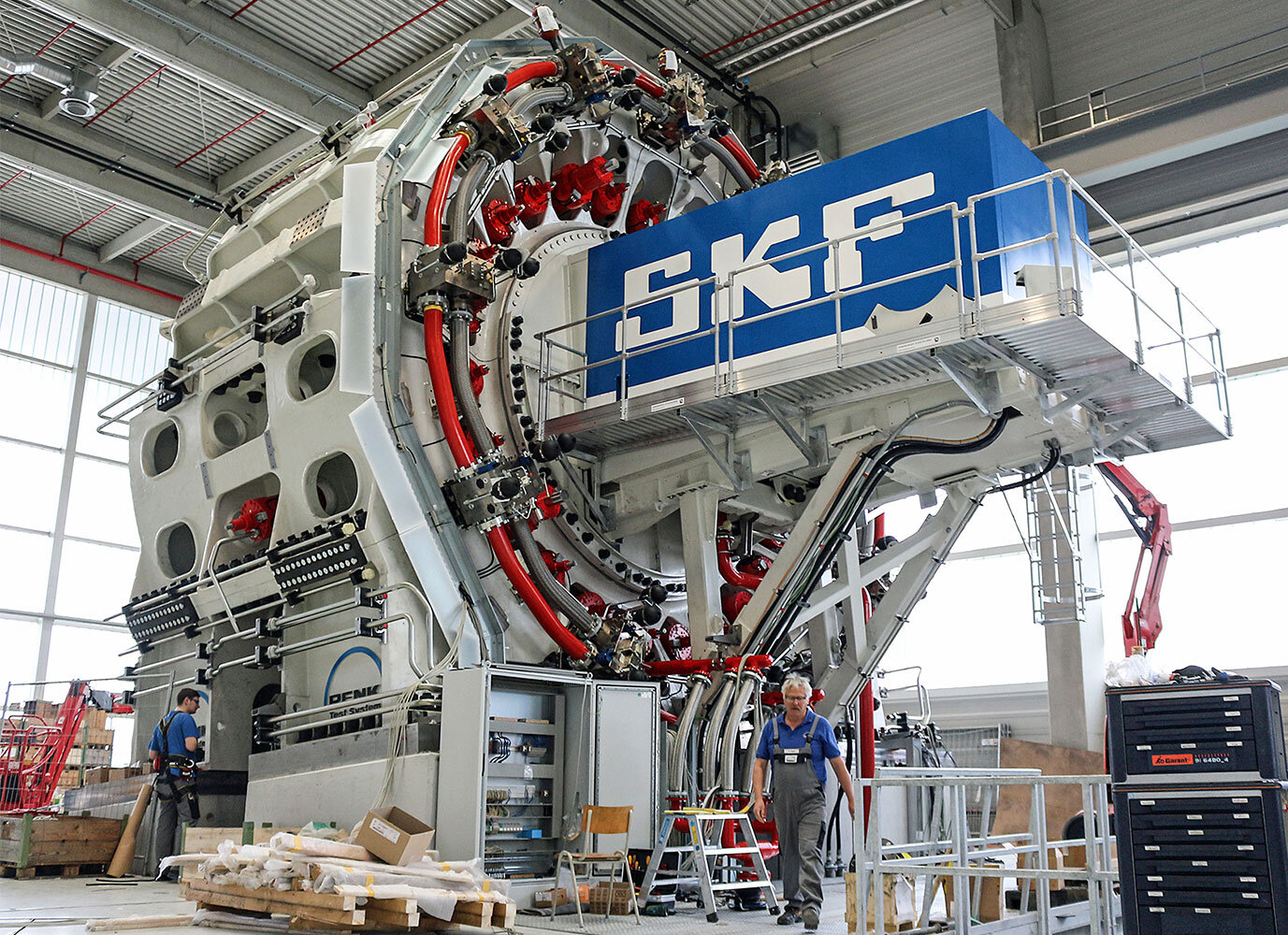 SKF tập trung vào những rủi ro vi mô như ma sát, rung động và mỏi vật liệu – nơi sai lệch nhỏ có thể gây ra tổn thất công nghiệp khổng lồ.