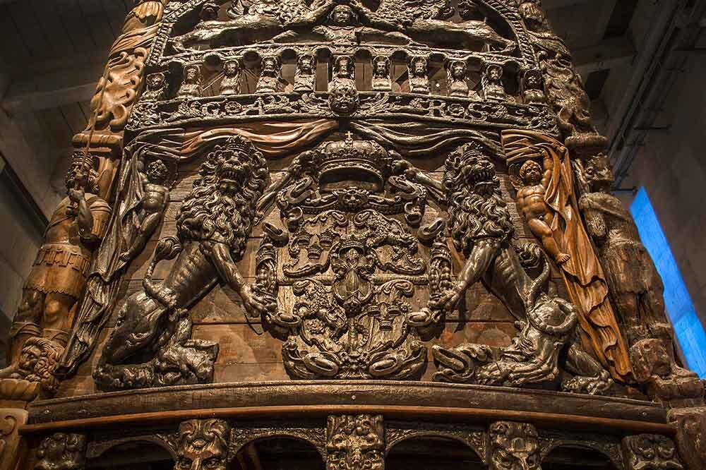 Các tượng gỗ chạm khắc trên Vasa phản ánh tham vọng chính trị và hoàng quyền của Thụy Điển thời kỳ cường quốc Baltic.