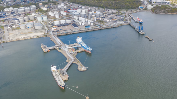 Cảng Gothenburg – nhịp điệu công nghiệp trật tự, bình thản của Scandinavia.