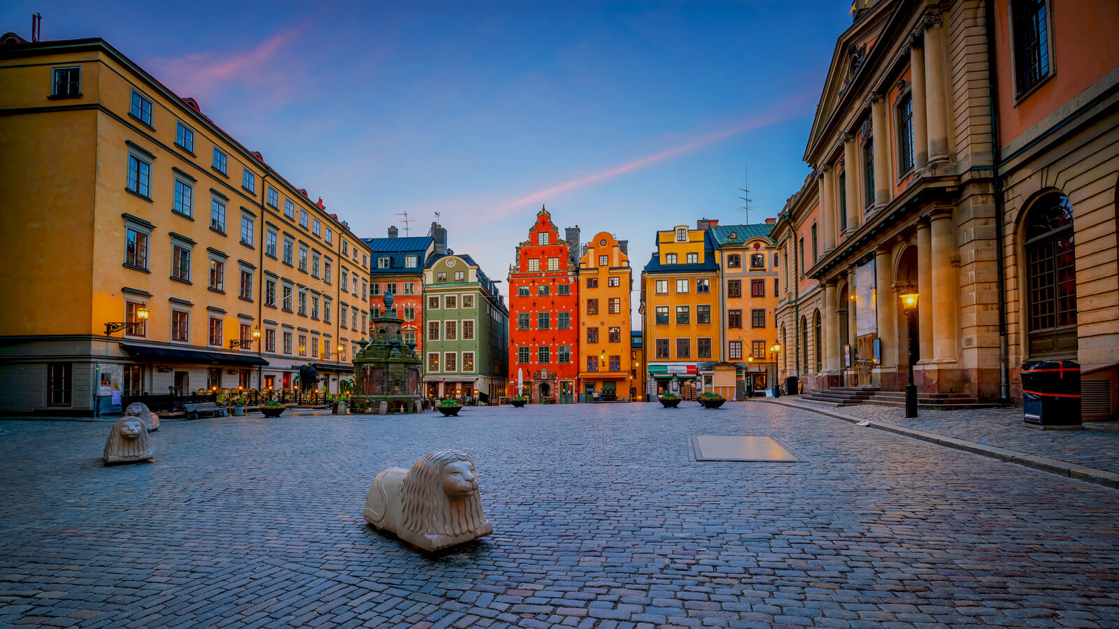 Gamla Stan trong trạng thái tĩnh lặng thường nhật – không phô trương, không sự kiện hóa, như cách Thụy Điển giữ mối quan hệ bình thản với quá khứ.