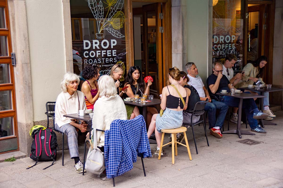 Fika trong đời sống Thụy Điển không gắn với nghi thức cầu kỳ, mà hiện diện trong những khoảnh khắc rất đời thường: một quán cà phê nhỏ, bánh quế quế (kanelbulle) và cuộc trò chuyện không mục đích.