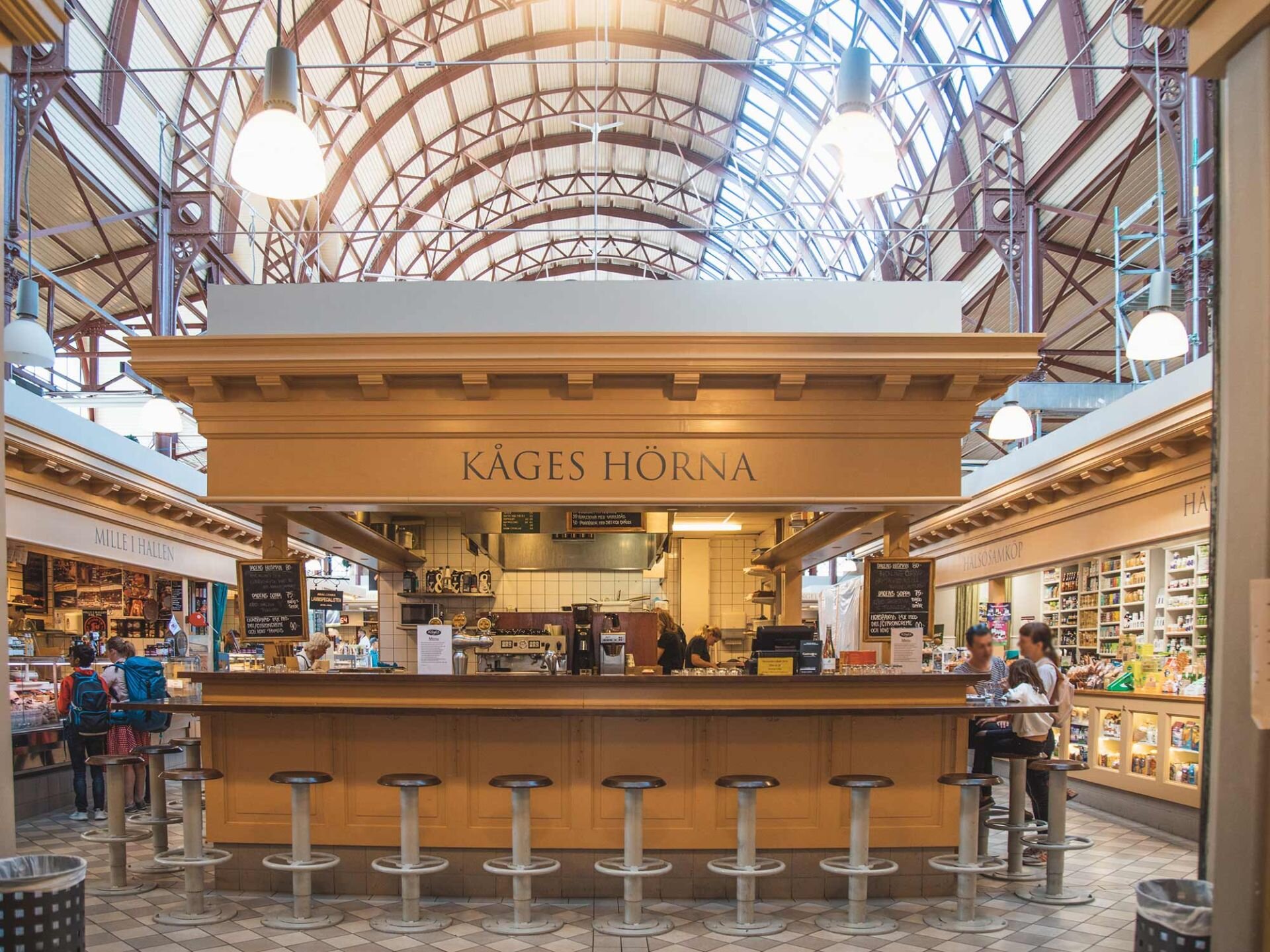 Saluhallen – khu chợ thực phẩm trong nhà từ năm 1888, nơi người Gothenburg duy trì thói quen tiêu dùng địa phương và bền vững.