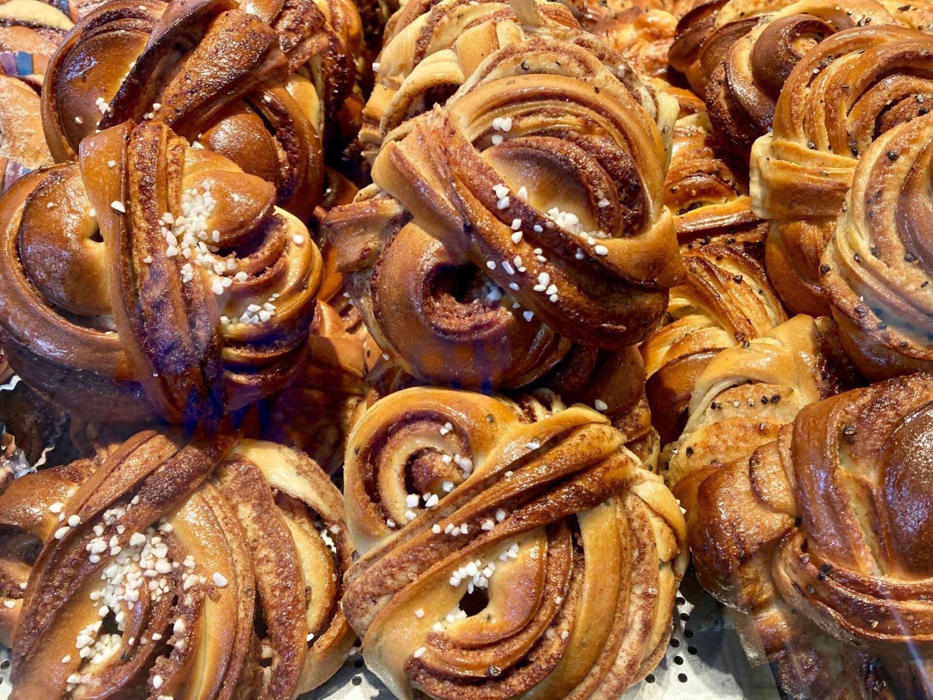 Kanelbullar không chỉ là bánh quế. Đó là mùi hương của ký ức gia đình Thụy Điển.