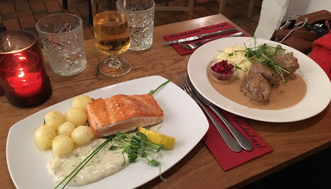 Các món ăn tiêu biểu của husmanskost Thụy Điển: köttbullar ăn kèm mứt lingonberry, gravlax cá hồi ướp muối – đường – thì là, và renskav (thịt tuần lộc) từ vùng Lapland. Đây là những món gắn liền với lịch sử sinh tồn, kỹ thuật bảo quản thực phẩm và nhịp sống mùa đông khắc nghiệt của Bắc Âu.