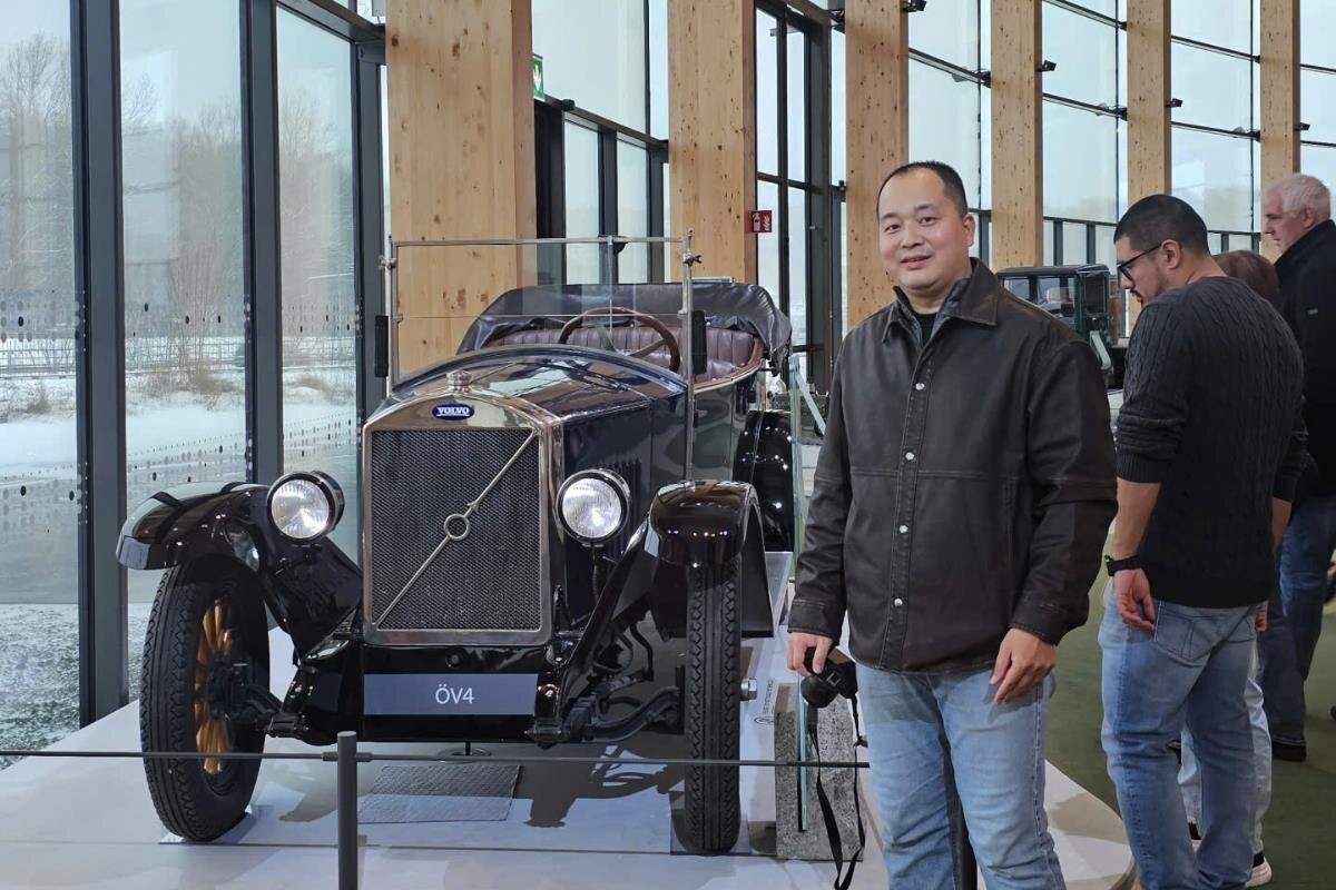 Doanh nhân - Tác giả Phạm Đông Anh (bút danh Dong Anh Pham) tại bảo tàng World of Volvo - Thuỵ Điển